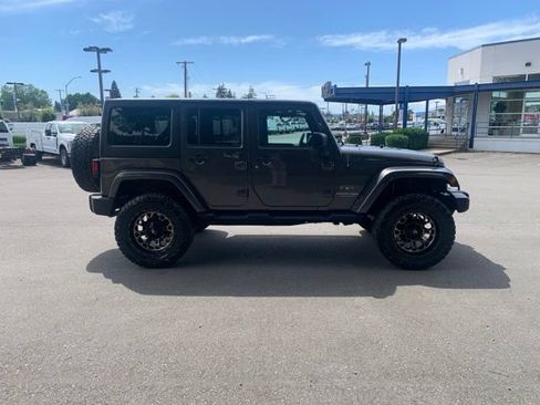 Used 2018 Jeep Wrangler Unlimited Sahara w/ Connectivity Group AWD/4WD image 6