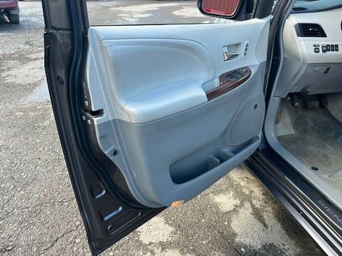 Used 2013 Toyota Sienna Limited w/ Premium Pkg image 60