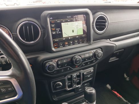 Used 2019 Jeep Wrangler Unlimited Sahara w/ Quick Order Package 24M Moab AWD/4WD image 13