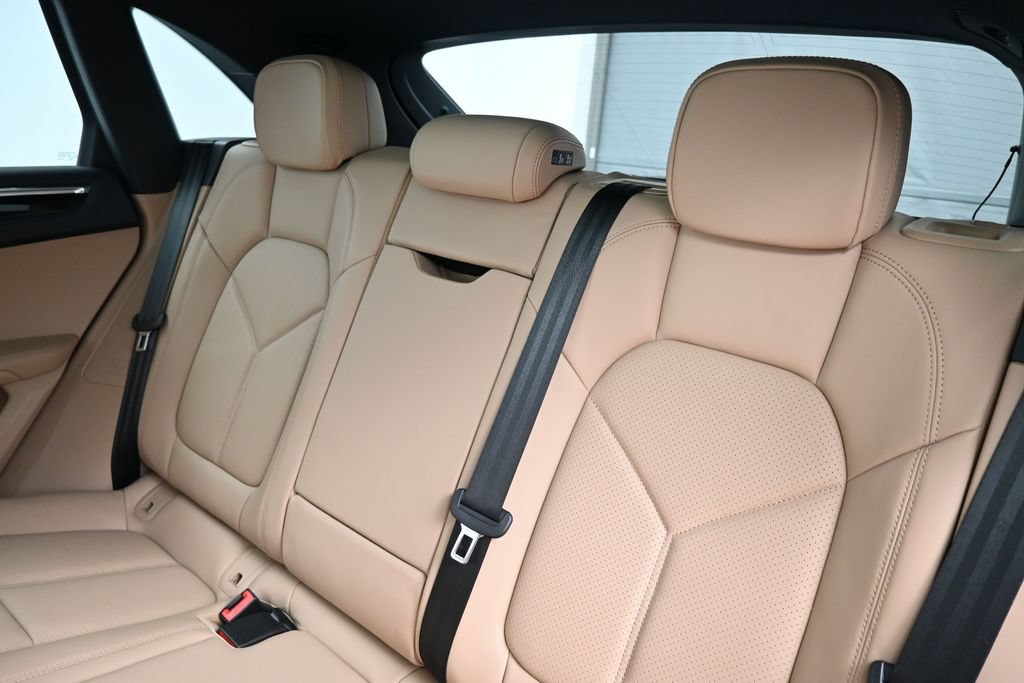 Certified 2026 Porsche Macan AWD/4WD image 6