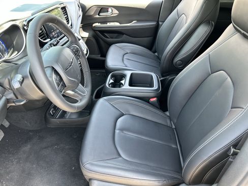 New 2026 Chrysler Pacifica Select FWD image 18
