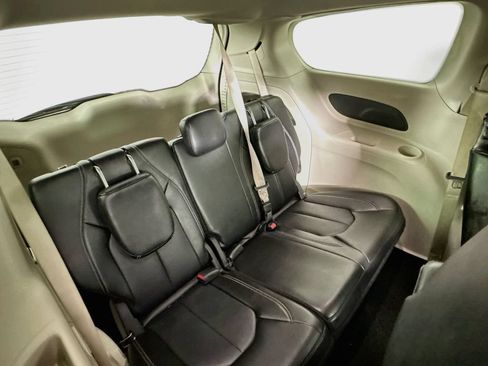Used 2024 Chrysler Pacifica Touring-L FWD image 26
