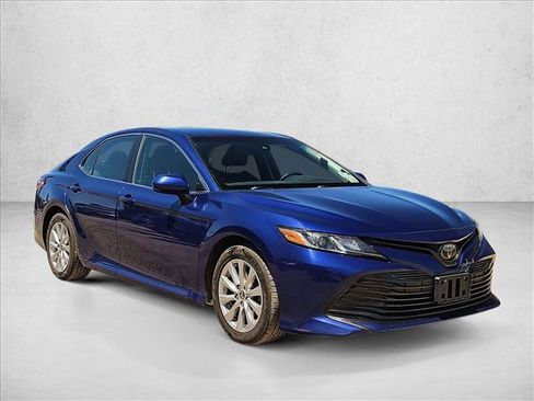 Used 2018 Toyota Camry LE FWD image 3