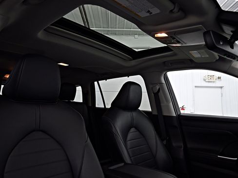 Used 2023 Toyota Highlander XLE image 26