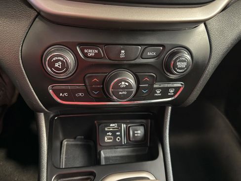 Used 2015 Jeep Cherokee Limited image 25