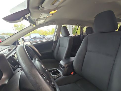 Used 2018 Toyota RAV4 LE image 17