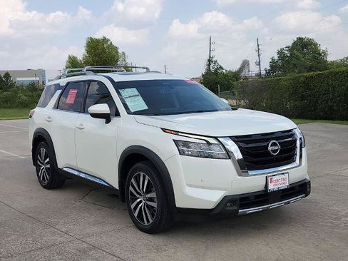 Certified 2024 Nissan Pathfinder Platinum FWD image 3