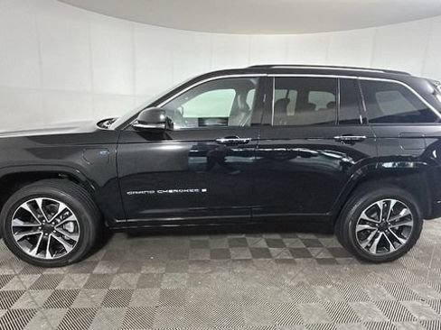 Used 2023 Jeep Grand Cherokee Overland w/ Luxury Tech Group IV AWD/4WD image 5