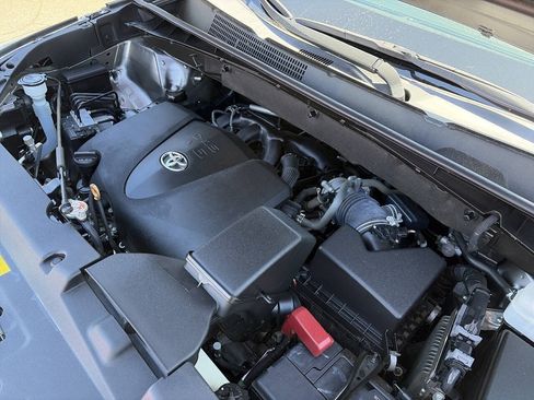 Used 2019 Toyota Highlander XLE AWD/4WD image 21