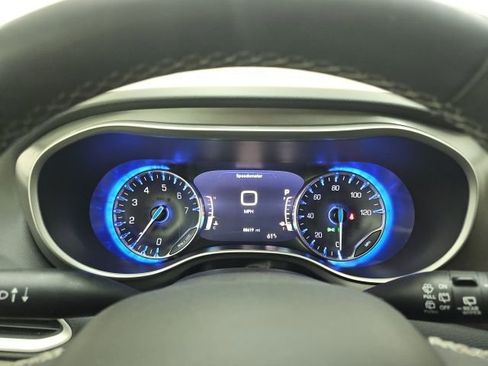 Used 2023 Chrysler Pacifica Touring-L image 26