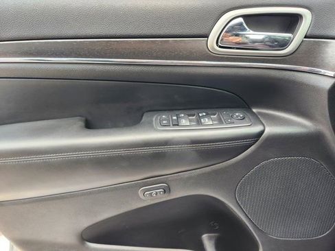 Used 2018 Jeep Grand Cherokee Limited image 24