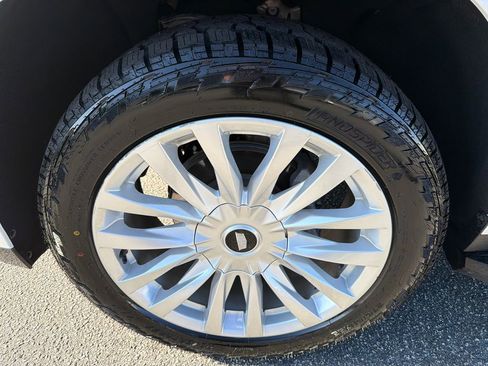 Used 2024 Cadillac Escalade Luxury RWD image 11
