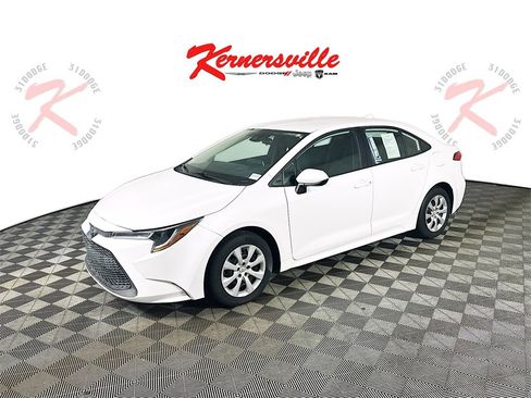 Used 2021 Toyota Corolla LE image 3