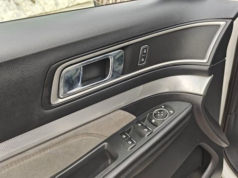 Used 2017 Ford Explorer XLT w/ Equipment Group 202A image 10