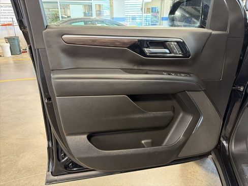 Used 2025 Chevrolet Suburban Z71 AWD/4WD image 24