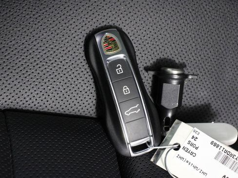 Certified 2024 Porsche Cayenne AWD/4WD image 34