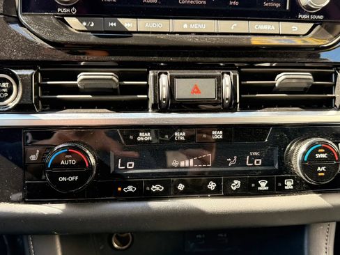 Used 2024 Nissan Pathfinder SV FWD image 25