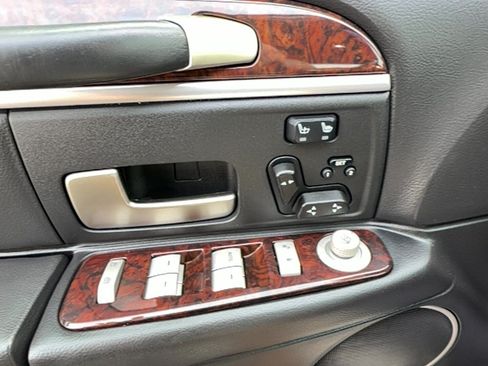 Used 2009 Lincoln Town Car Signature Limited RWD image 12