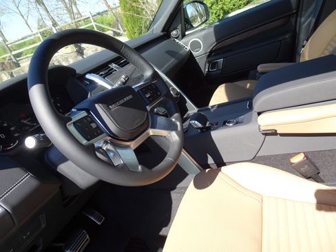 New 2025 Land Rover Discovery Dynamic SE image 19