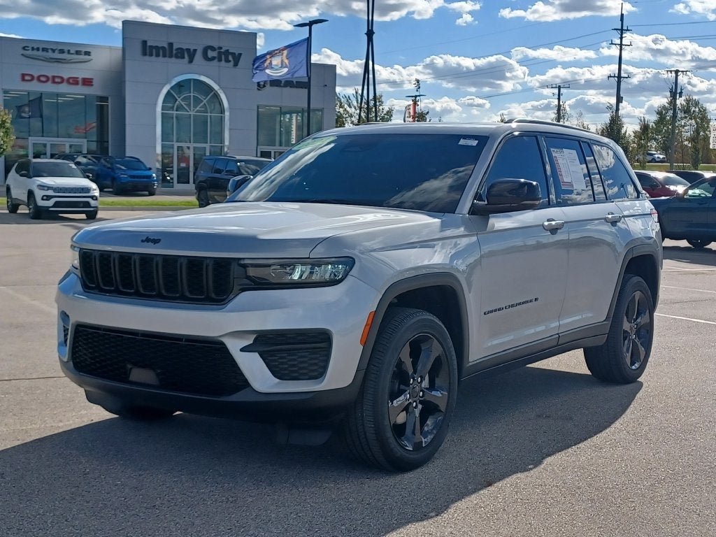 Used 2024 Jeep Grand Cherokee Altitude AWD/4WD image 2