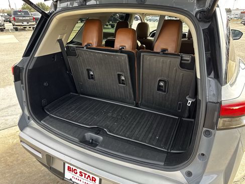 Used 2023 Nissan Pathfinder Platinum image 32