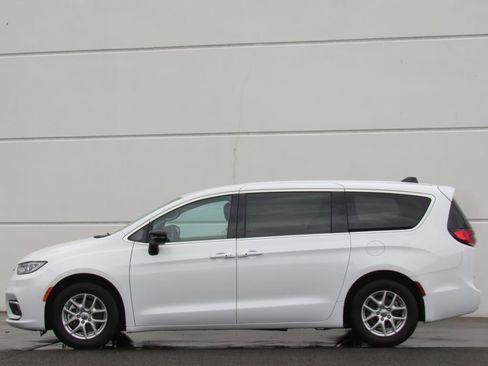 Used 2024 Chrysler Pacifica Touring-L FWD image 4