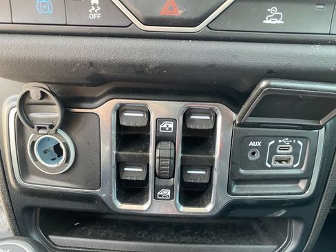 Used 2024 Jeep Wrangler Unlimited Sahara AWD/4WD image 19