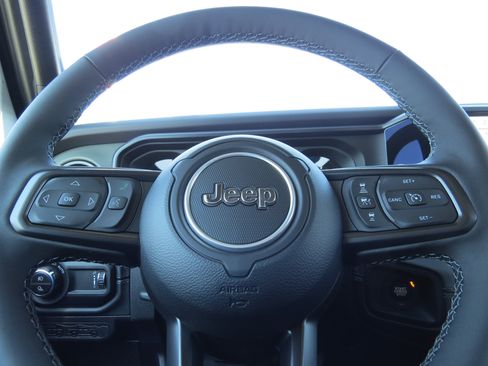 New 2025 Jeep Gladiator Mojave image 24