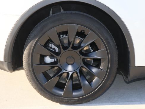 Used 2023 Tesla Model Y Long Range image 8