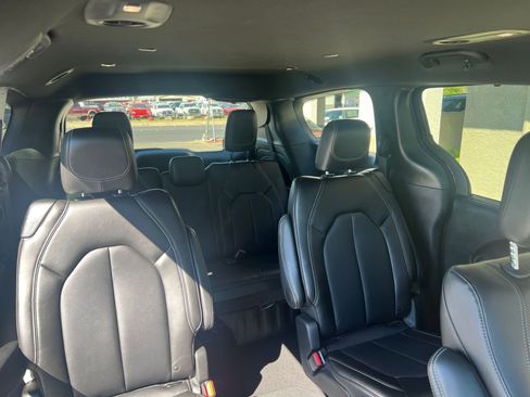 Used 2025 Chrysler Pacifica Select image 41