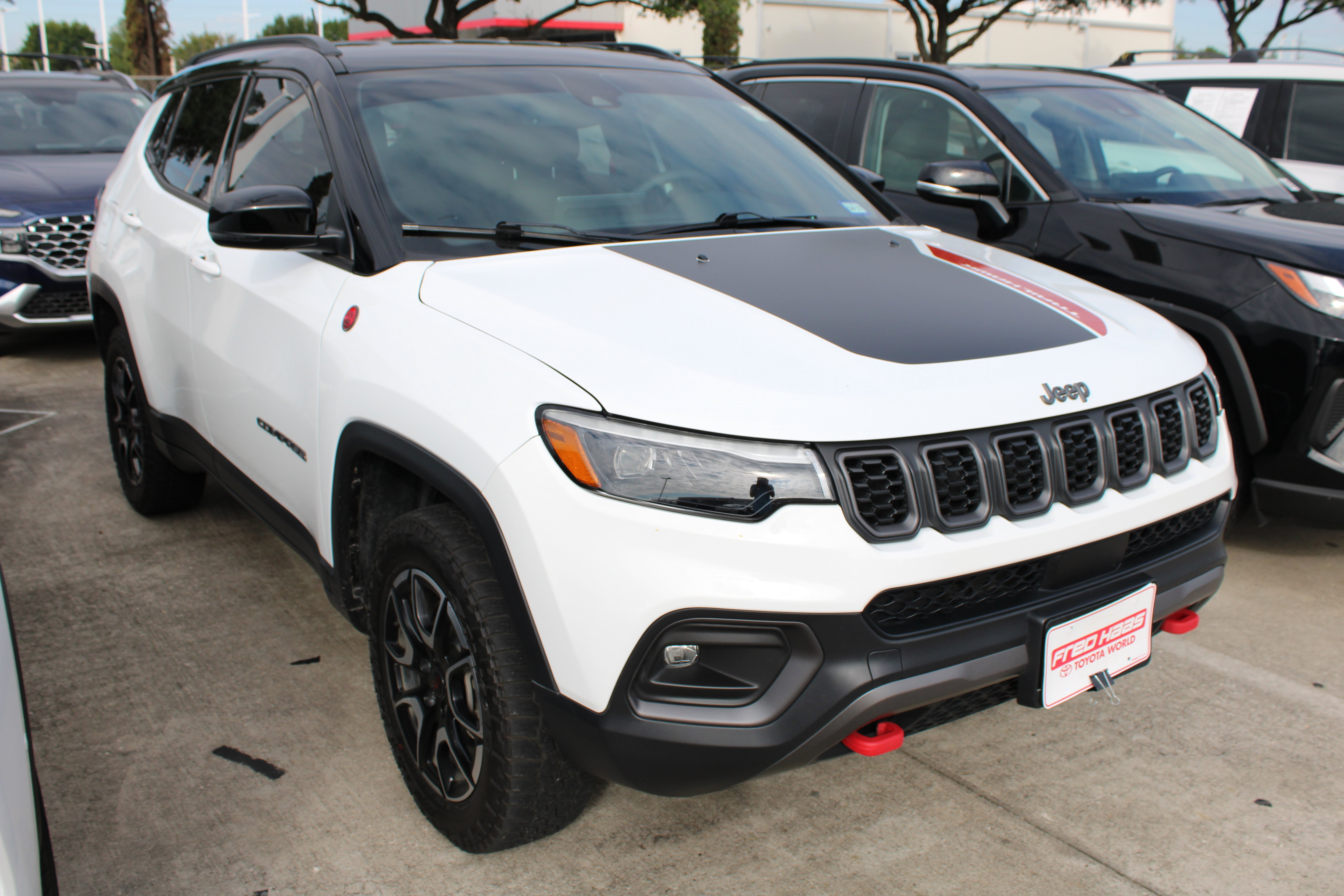 Used 2025 Jeep Compass Trailhawk w/ Trailhawk Elite Group AWD/4WD image 2