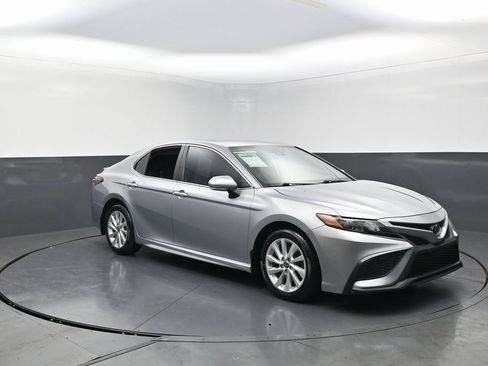 Used 2021 Toyota Camry SE image 2
