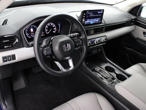Used 2025 Honda Pilot Touring image 13