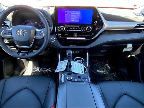 Used 2025 Toyota Highlander Platinum image 12