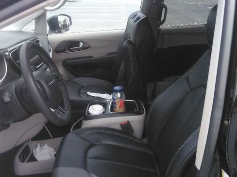 Used 2024 Chrysler Pacifica Touring-L FWD image 3
