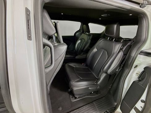 Used 2022 Chrysler Pacifica Touring-L w/ Uconnect Theater Family Group FWD image 26
