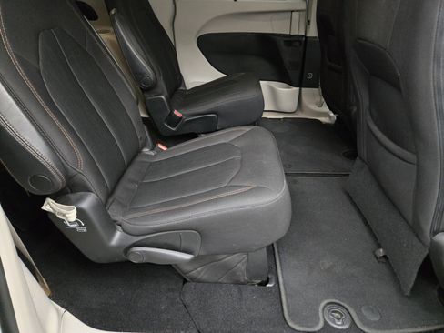 Used 2018 Chrysler Pacifica Touring Plus w/ Tire & Wheel Group image 12