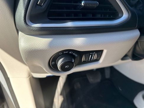 Used 2023 Chrysler Pacifica Touring-L image 9