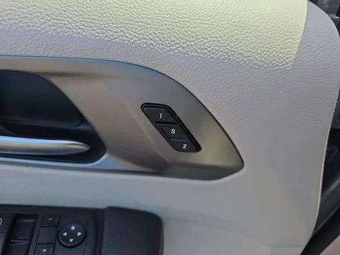 Used 2023 Chrysler Pacifica Touring-L FWD image 16