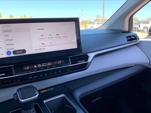 Used 2025 Toyota Sienna XLE image 34