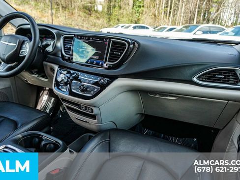 Used 2024 Chrysler Pacifica Touring-L FWD image 26