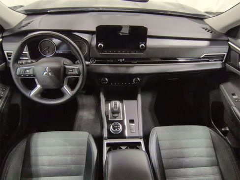 Used 2024 Mitsubishi Outlander SE image 2