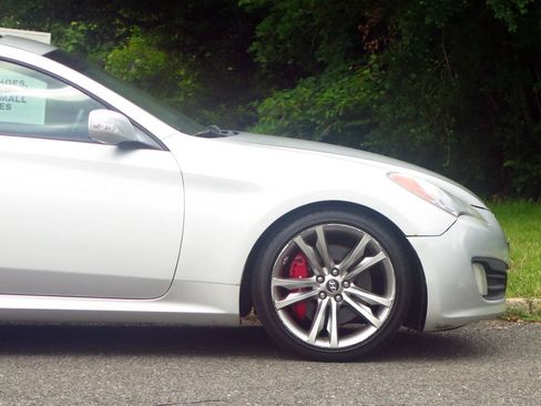 Used 2011 Hyundai Genesis 3.8 RWD image 26