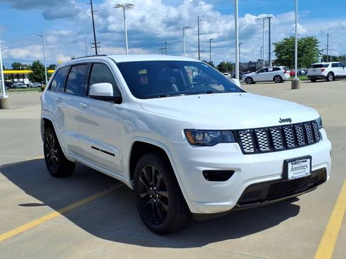 Used 2021 Jeep Grand Cherokee Laredo X AWD/4WD image 7