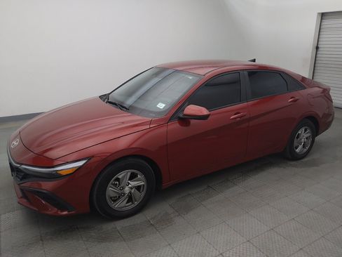 Used 2025 Hyundai Elantra SE FWD image 2