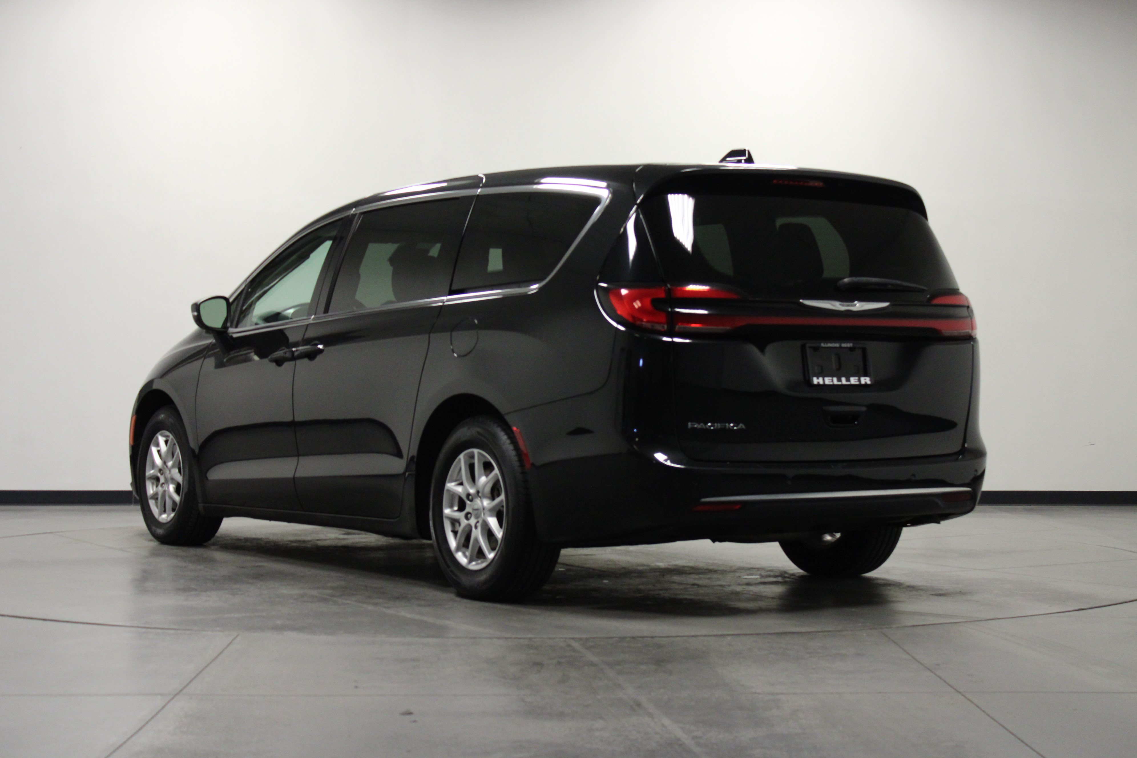 Used 2023 Chrysler Pacifica Touring-L FWD image 6