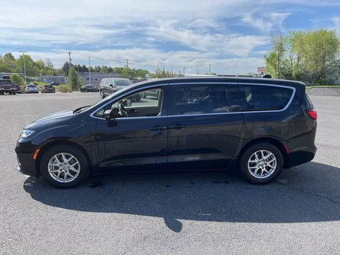 Used 2023 Chrysler Pacifica Touring-L image 6