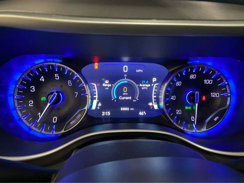 Used 2024 Chrysler Pacifica Touring-L FWD image 23
