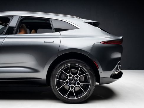 Used 2021 Aston Martin DBX image 19
