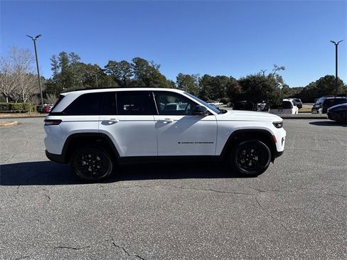 New 2025 Jeep Grand Cherokee Altitude image 5